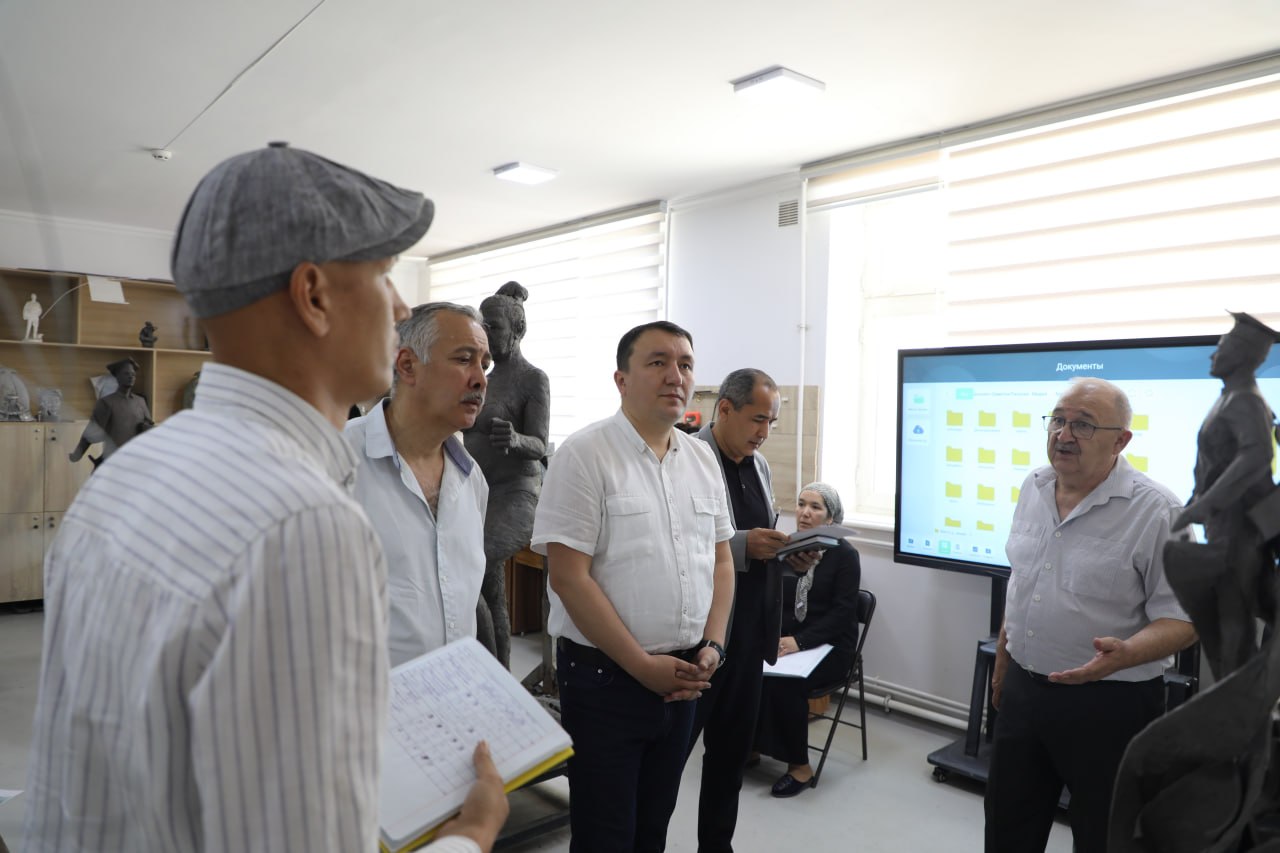 国立美术与设计学院的学生们正在参加专业课期末评审。这些作品展示了年轻才俊们的创意探索与专业成长。