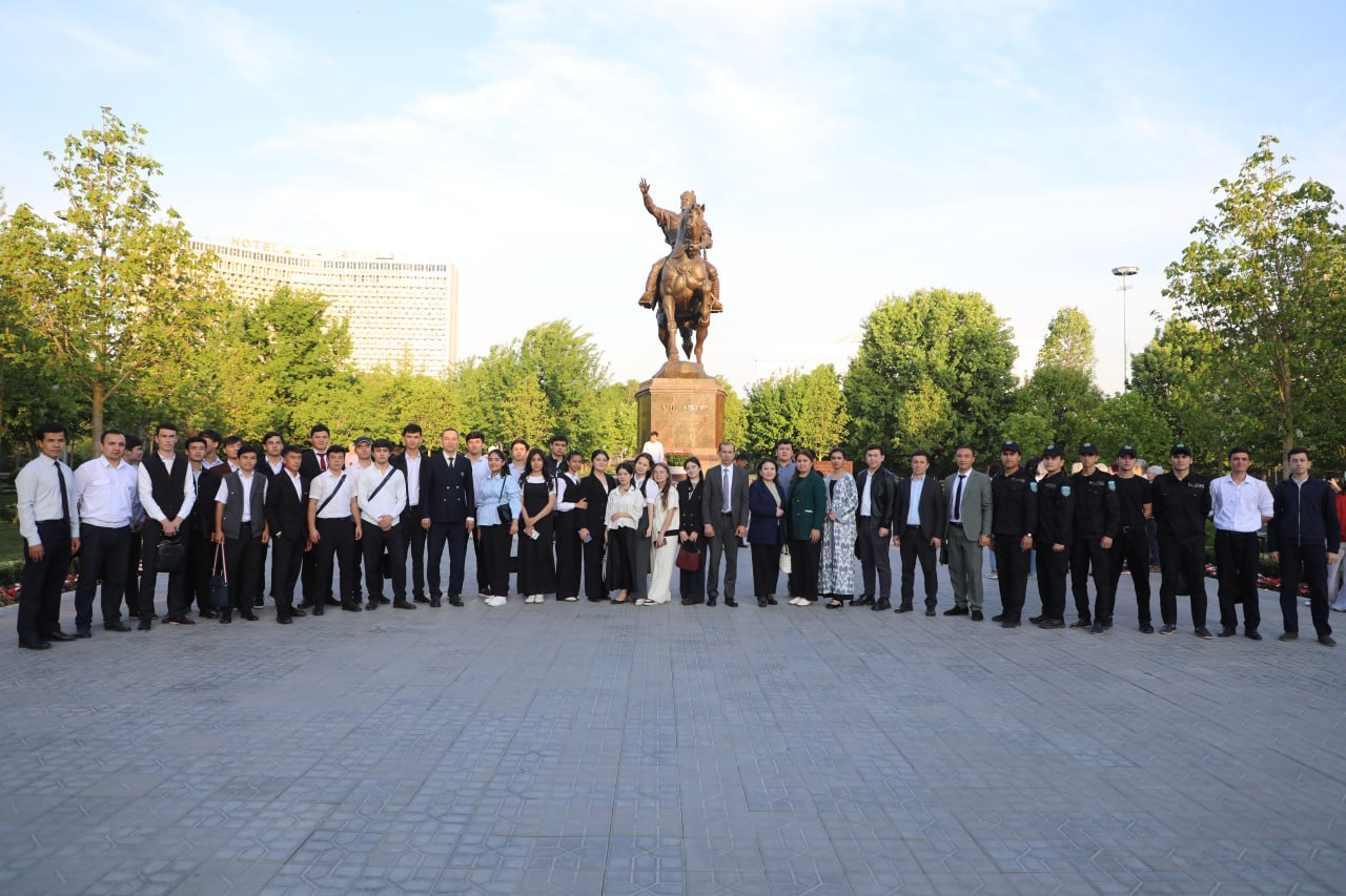Amir Temur tavalludining 690 yilligi munosabati bilan rahbariyati, xodim va professor-o‘qituvchilar hamda talabalar Amir Temur xiyoboniga tashrif buyurishdi!