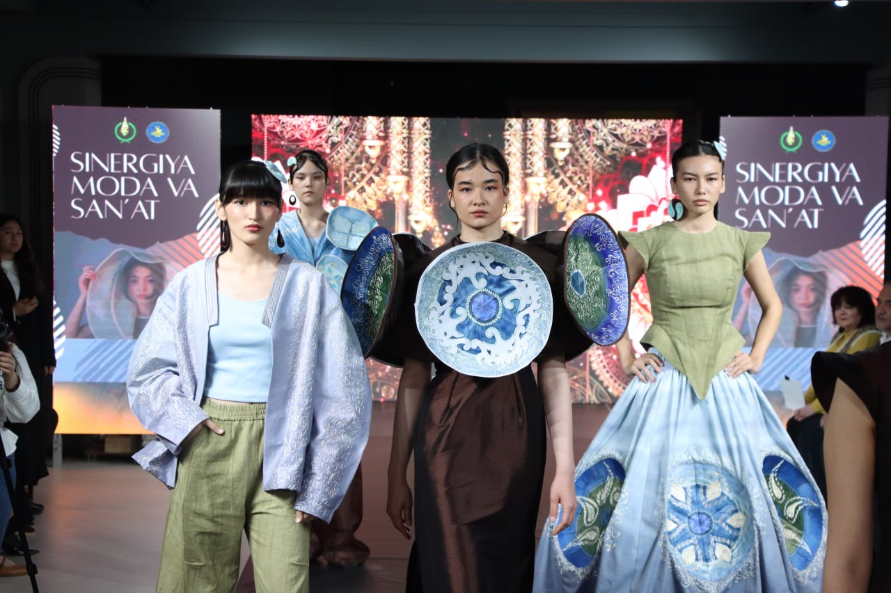 Kamoliddin Behzod nomidagi Milliy rassomlik va dizayn institutida Xalqaro “Tasviriy va amaliy san’at festivali” doirasida “Sinergiya: Moda va san’at” nomli liboslar namoyishi yuqori saviyada bo‘lib o‘tdi!