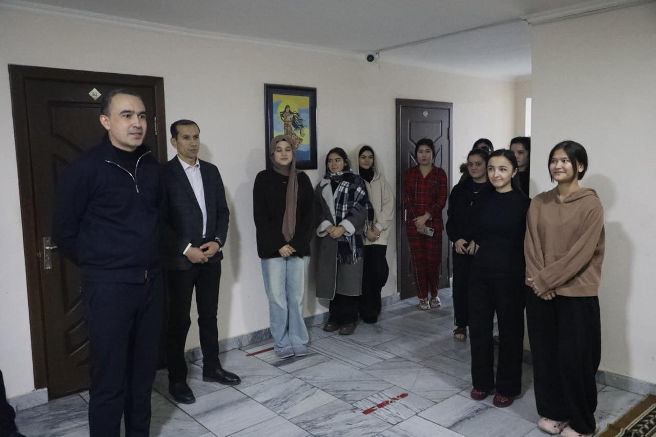 今天，卡莫利丁·贝赫佐德国立艺术设计学院院长奥莫努拉·萨利霍夫与相关工作人员一起参观了该学院的学生宿舍。