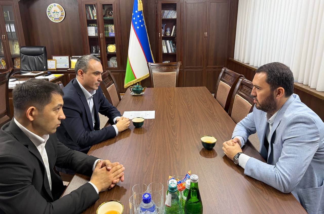 創業和行銷領域的專家阿博斯·裡茲基耶夫訪問了卡莫利丁·貝赫佐德國立藝術設計學院。他會見了學院領導，並與學生和專業人士舉行了一次創意交流會。