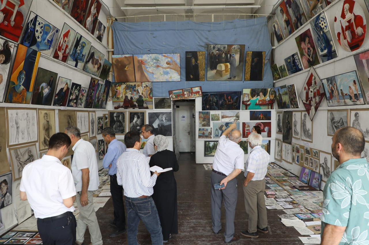 The final review of students' work in specialized subjects is being held at the National Institute of Fine Arts and Design named after Kamoliddin Behzod.