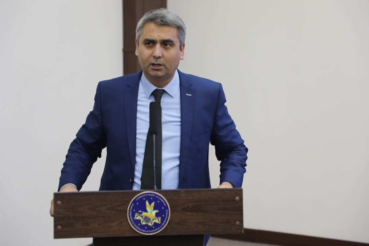 卡莫利丁·贝赫佐德国立艺术与设计学院正在举办面向教授和教师的培训研讨会。