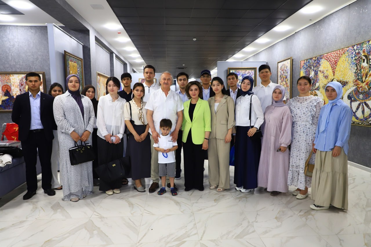 O‘zbekiston Badiiy akademiyasi raisi, O‘zbekiston xalq rassomi Akmal Nuridinovning "Akmal Nur Gallery" sanʼat  galereyasida Kamoliddin Behzod nomidagi Milliy rassomlik va dizayn instituti talabalari  ishtirokida "Rahbar va yoshlar" uchrashuvi bo'lib o'tdi!