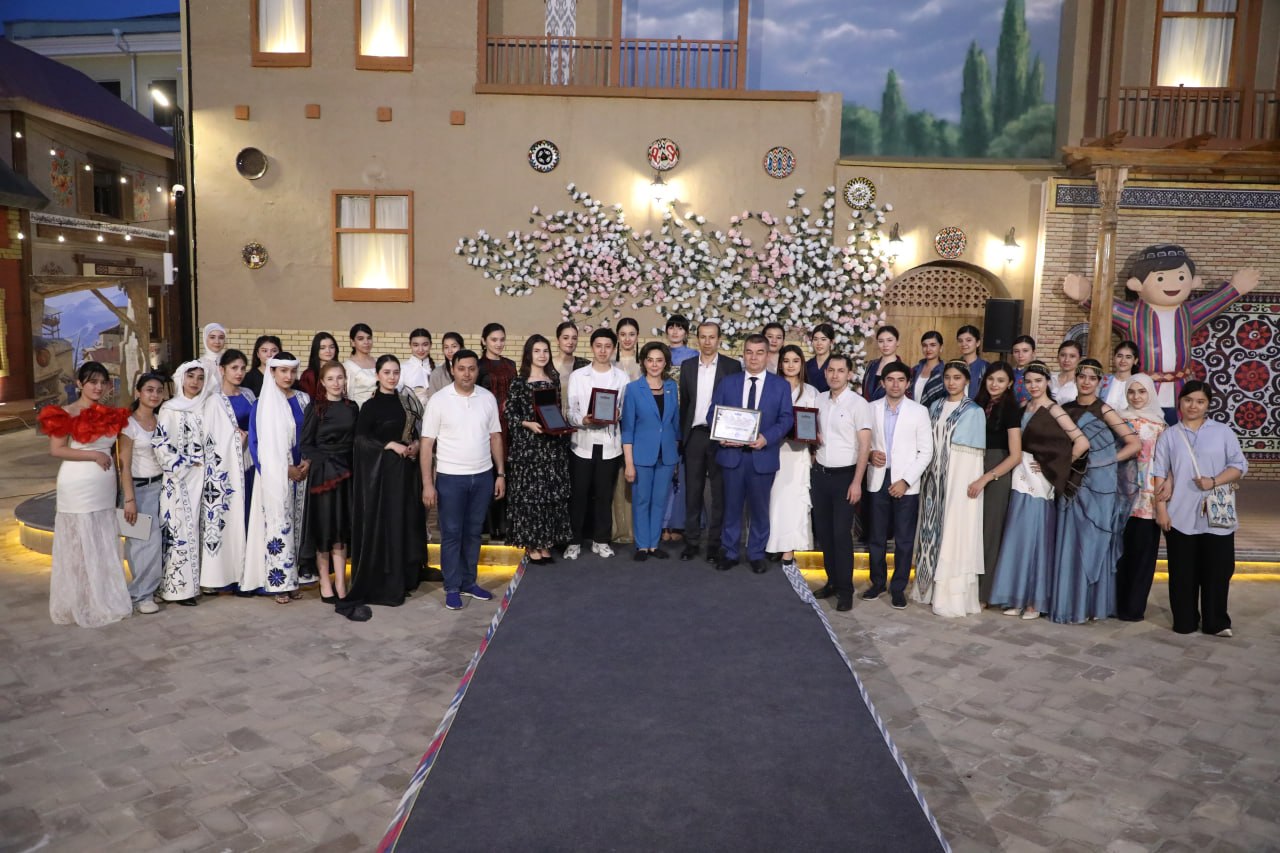 “Yoshlar kuni” doirasida institutimiz talabalari tomonidan “Etno liboslar” moda namoyishi o'tkazildi!