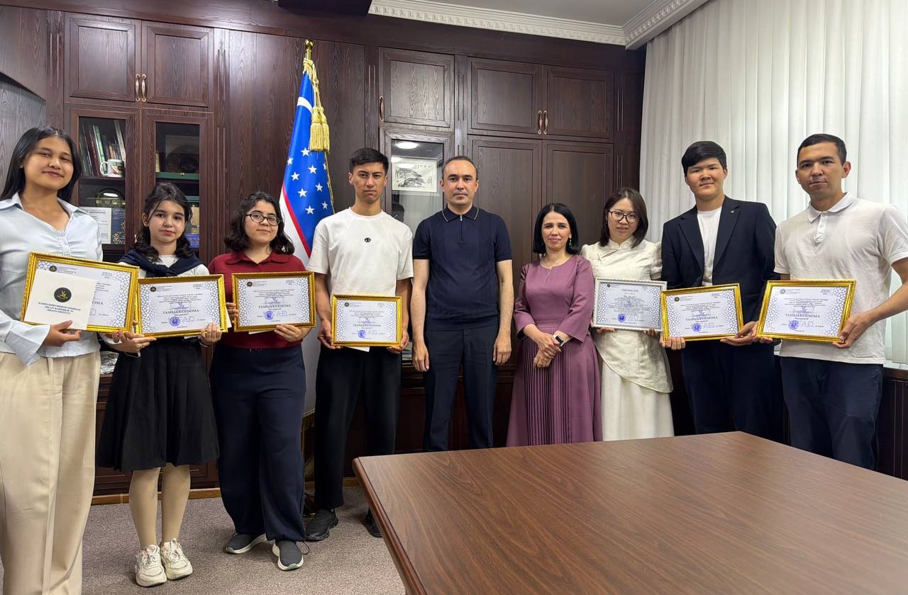 Student volunteers who actively participated in the high-level organization of the International Spring School project "Spring School 2026" at the Kamoliddin Behzod National Institute of Art and Design were duly recognized by the institute's leadership!